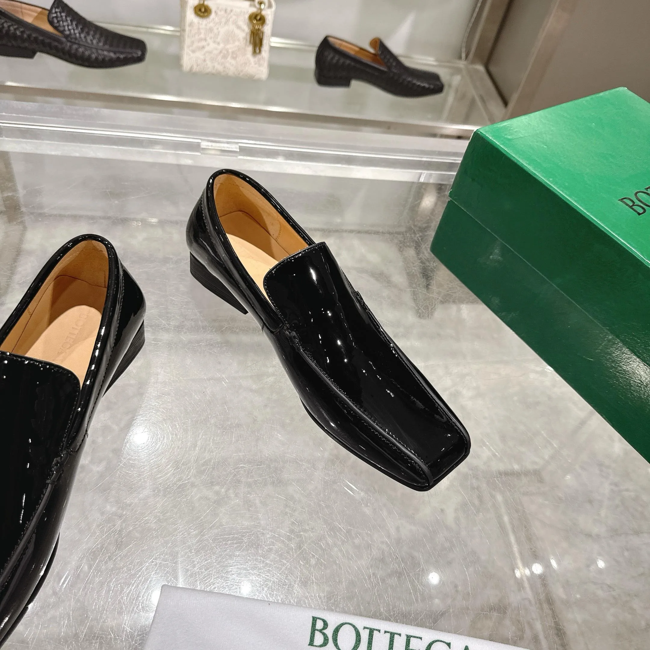 [BV] Top P: 860💰 Couple model, Size: Women 35-39, Men 39--44 (Female 40.41. Men 38. 45, non-refundable) Bottega Veneta 2025 Autumn Counter Synchronous Couple Model Bottega Veneta square-toe low-heeled shoes woven from mixed-breed sheep! Patent leather matching! Low-key luxury and solid color! Leather outsole! [Rose][Rose]! Purely hand-woven and operated, the original board is reproduced one-to-one! quality assurance!